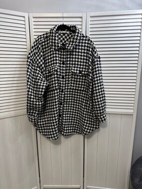 Dex Black & White Houndstooth Button-Up